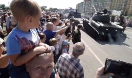 #شاهد لحظة انقلاب دبابة روسية من طراز T34 خلال مشاركتها في عرض عسكري