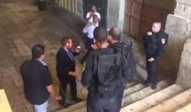 الحاخام اليهودي المتطرف "يهودا غليك" عند باب القطانين أحد أبواب الأقصى محاولا اقتحام المسجد المبارك