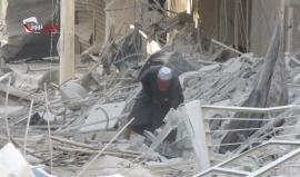 دمار جراء قصف جوي من طائرات النظام السوري على حي طريق الباب بحلب في أول أيام عيد الفطر 
حلب نيوز