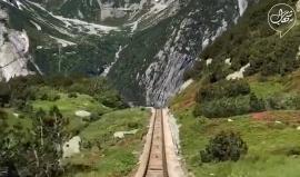 تجربة تحبس الأنفاس وثِّقت بتقنية "تايم لابس" فوق إحدى السكك الحديدية الواصلة بين جبال مقاطعة بِرن في #سويسرا

هل لديك الجرأة لتجربتها؟