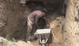 حمص- أهالي مدينة #الرستن يحفرون في الجبال منازلاً خوف القصف