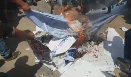 #شاهد | حرق صور محمود عباس ونتنياهو خلال مسيرات #نذير_الغضب شمال قطاع غزة .