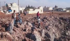 ريف ادلب - آثار سقوط صاروخ إرتجاجي من الحربي الروسي في مدينة #سراقب