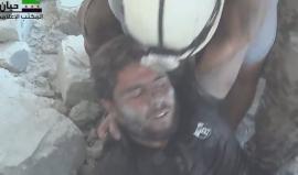 #شاهد ..  استخراج المصابين من تحت الأنقاض جراء القصف الجوي على بلدة #حيان شمال #حلب بعشرة غارات جوية . 

تصوير::عبيدة الحياني