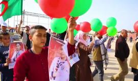 #شاهد مشاركون في مخيم العودة شرق غزة يُطلقون بالونات تحمل صور وأسماء شهداء #مسيرة_العودة_الكبرى بينهم الشهيد الصحفي ياسر مرتجى