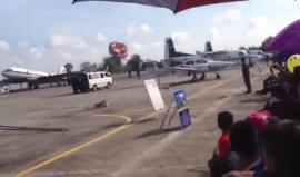 لحظة تحطم طائرة مقاتلة أثناء عرض جوي في تايلاند ومقتل طيارها