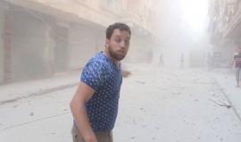 مشاهد مروعة ترصد لحظة سقوط براميل الموت المتفجرة على حي الصاخور في #حلب اليوم 
الصحفي: محمود أبو الشيخ