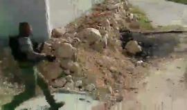 بشكل همجي.. قوات الاحتلال تلاحق شابا فلسطينيا في قرية بتير ببيت لحم وتعتدي عليه بالضرب المبرح
#شاهد ماذا الشبان من حوله