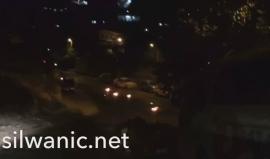 #شاهد  .. شبان يلقون الزجاجات الحارقة صوب قوات الاحتلال في حي واد حلوة ببلدة سلوان جنوب المسجد الأقصى.