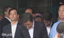 حشود غاضبة ترمي رئيس وزراء كوريا الجنوبية بالبيض

أحاطت مجموعة حشود غاضبة من المعارضين الكوريين لنشر نظام الدفاع الصاروخي المتقدم برئيس وزراء كوريا الجنوبية هوانغ كيو آهن لساعات وقاموا برمي البيض وعلب المياه صوبه فيما حاول الحرس الخاص حمايته.