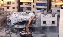#شاهد قوات الاحتلال تهدم منزلاً فلسطينياً في قرية العيساوية بالقدس المحتلة