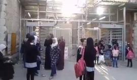 قوات الاحتلال تمنع طلبة مدرسة قرطبة من عبور حاجز باب الزاوية في شارع الشهداء بمدينة الخليل