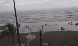 صاعقة تضرب شابة برازيلية على الشاطئ قرب مدينة ساو باولو