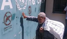 لاجئ فلسطيني عايش النكبة عام ١٩٤٨ يحتج على قرارات الأنروا الأخيرة بفصل موظفين.. ويطالب بعودته الى بلاده