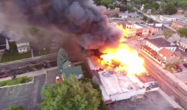 #شاهد| انفجار مروّع في الولايات المتحدة. 

الحدث: انفجار مروع في ولاية ويسكونسن الأمريكية 
السبب: انفجار غاز طبيعي 
النتيجة مقتل رجل إطفاء وإصابة 12 آخرين .