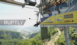 #شاهد قدامى المحاربين الروس يحتفلون بيوم النصر من خلال القفز من ارتفاع شاهق