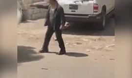 فيديو متداول عبر مواقع التواصل الاجتماعي .. رجل يحمل سكينًا ويهدد المارة في لبنان