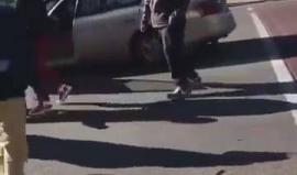 تداول فيديو لـ شابين أمريكيين يضربان رجلا بلا هواده، بينما كانت امرأة تتابعهما وتقول "لقد انتخب ترمب" !