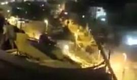 شبان يستهدفون حافلة للمستوطنين بالمفرقعات النارية في حي عين اللوزة