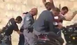 #شاهد : فيديو : شرطة الاحتلال تفتش المواطنين على أحد الحواجز في محيط المسجد الأقصى