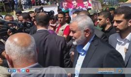 #شاهد | زيارة رئيس المكتب السياسي لحركة حماس إسماعيل هنية لخيمة التضامن مع الأسرى المقامة في غزة.