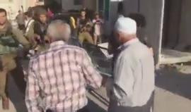 #شاهد .. قوات الاحتلال تمنع أهالي منطقة "تل ارميدة" في الخليل الاقتراب من الشهيد ويطلقون تجاههم القنابل الغازية والصوتية . 
وكانت شاب فلسطيني استشهد برصاص قوات الاحتلال بدعوى تنفيذه عملية طعن أدت إلى إصابة جندي بجراح . 

#انتفاضة_القدس #الانتفاضة_مستمرة