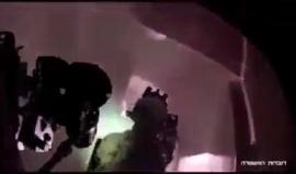 فيديو يُظهر لحظة اقتحام قوات الاحتلال المنزل الذي تحصن فيه #الشهيد_المثقف باسل الأعرج في مدينة البيرة