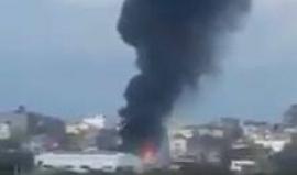 تصاعد أعمدة دخان كبيرة من الشمال اثر حريق بمصنع للشبس بمنطقة التوام