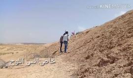 شبان يرفعون العلم الفلسطيني على السياج الفاصل الشرقي لقطاع غزة . 
تصوير أنس اللوح