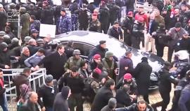 #شاهد فلسطينيون مسيحيون ومسلمون يعترضون موكب البطريرك ثيوفيلوس ويرمونه بالبيض والأحذية ويلقبونه بـ"الجاسوس" لدى وصوله بيت لحم، ويتهمونه ببيع القدس وتسريب أراض للاحتلال