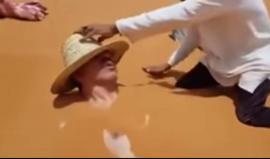 #شاهد| وزير مغربي "يدفن" نفسه في الصحراء للعلاج من بعض الأمراض المرتبطة بالبرد والمفاصل