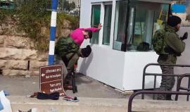 #شاهد | ماذا يفعل جنود الاحتلال مع المتجهين للصلاة في المسجد الإبراهيمي بالخليل . 

تصوير أبو عماد جابر