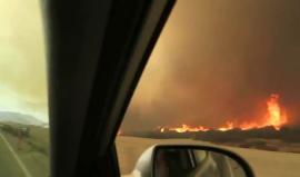 فيديو - إعلان الطوارئ جراء حرائق تمتد بسرعة في منطقة "بلو كت" شرق لوس انجليس وإجلاء 82 الفا و600 شخص