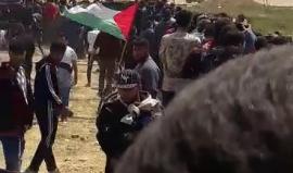 #فيديو لحظة تعليق علم فلسطين على السياج شرق غزة رغم تواجد قناصة الاحتلال

تصوير: محمد تيسير قريقع