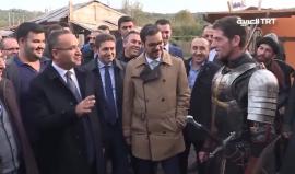 نائب رئيس الوزراء التركي يزور موقع تصوير مسلسل #قيامة_أرطغرل ويلتقي بعدد من نجوم المسلسل والعاملين فيه