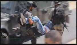 #شاهد .. قوات الاحتلال تعتجي على الفتى حمزة الخطيب بالضرب قبل اعتقاله خلال قمع مسيرة قرية بلعين قضاء رام الله . 

تصوير : هيثم الخطيب .