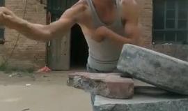 فتى صيني معاق حركياً .. لكن إعاقته أكسبته قدرات خارقة !