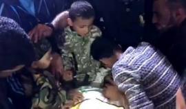 #شاهد ابن الشهيد القسامي محمد حجيلة يلقي عليه نظرة الوداع قبيل تشييعه، يذكر أنه ارتقى بقصف صهيوني مساء أمس على غزة خلال التصدي لطائرات الاحتلال المغيرة .