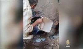 #شاهد عامل مصري "يغطس" في المجاري لتنظيفها