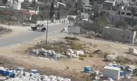 #فيديو الاحتلال ينسحب أمام حجارة الفلسطينيين على مدخل بلدة سلواد شرق رام الله