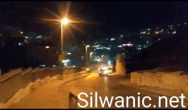 #شاهد شبان يستهدفون قوات الاحتلال بالمفرقعات النارية في حي عين اللوزة ببلدة سلوان جنوب المسجد الأقصى المبارك