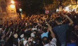 " يا قدس إني قد وهبتك من شراييني دمي" هتاف المرابطين في باب الأسباط بالقدس.
#اغضب_للأقصى
#إلا_الأقصى 
#البوابات_لا