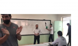 طلاب يستقبلون مدرسهم