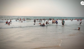 شاهد الاستجمام وفرحة الأطفال على شاطئ بحر #غزة أمس