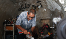 الإسكافي خليل حمدان يعيد الحياة للأحذية والحقائب المهترئة في غزة