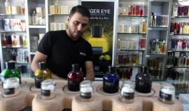 الأوضاع الاقتصادية الصعبة بغزة تخنق أصحاب محال العطور