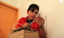 محمد الحلاق.. طفل غزي مُبتكر حَوّل غرفة نومه لورشة عمل