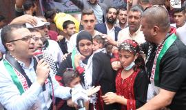 الأسيرة المحررة نسرين أبو كميل في احتضان عائلتها بغزة