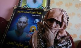 والدة الشهيد سامي العمور.. حُرمت من زيارته أسيراً على مدار 13 عاما وتتمنى وداعه شهيداً