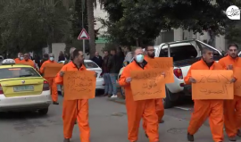 وقفة احتجاجية أمام مجمع المحاكم برام الله رفضًا لمحاكمتهم على خلفية المشاركة بالتظاهرات المنددة باغتيال نزار بنات